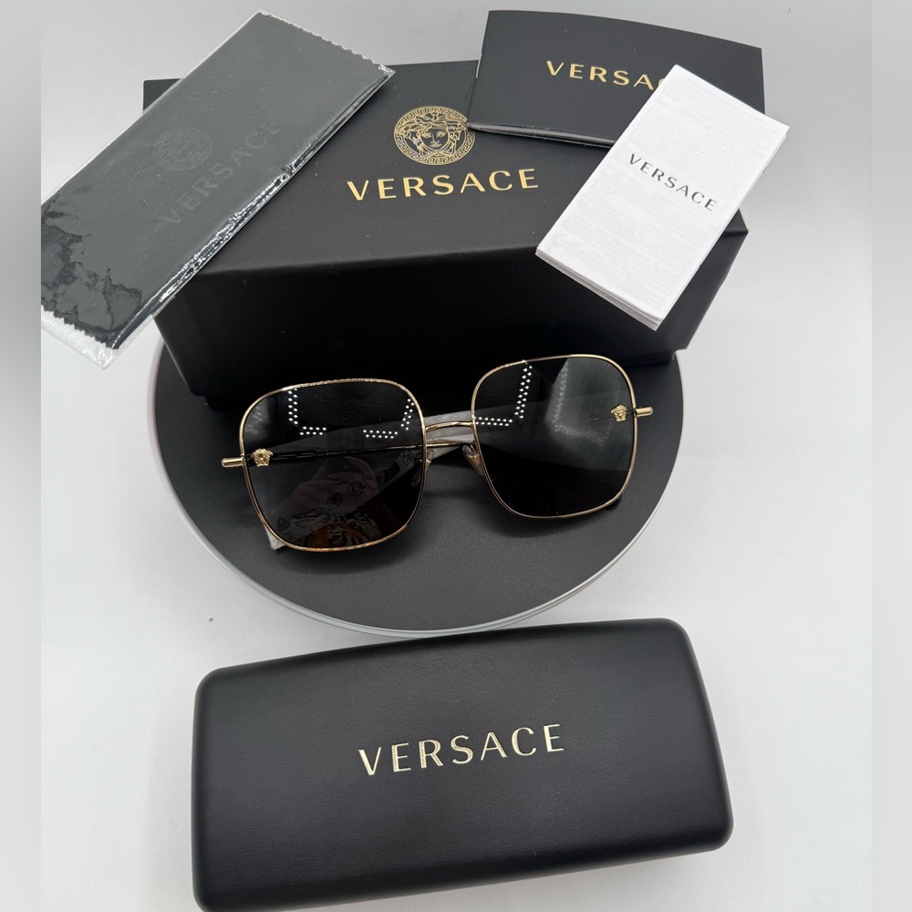 Versace Black and Gold Designer Sunglasses
Full inclusion 🔥🔥🔥 giftable